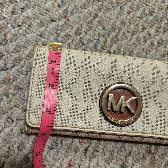 Michael Kors Vanilla/Beige Signature Canvas Fulton Flap Continental Wallet - Picture 11 of 14